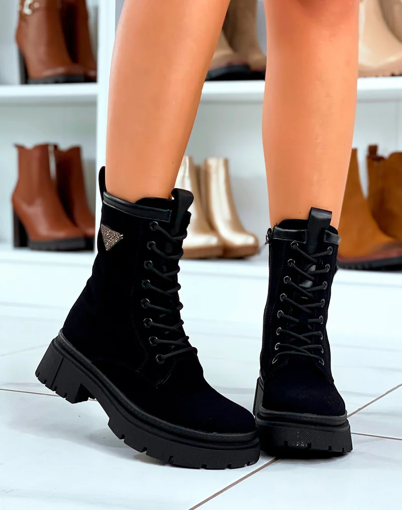 Bottines Noires en Suédine Montantes avec Détail Triangle à Strass