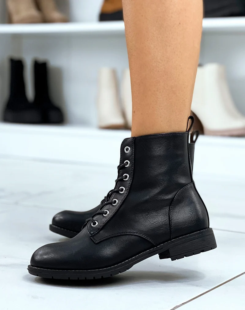 Bottines basses noires à lacets et semelle plate