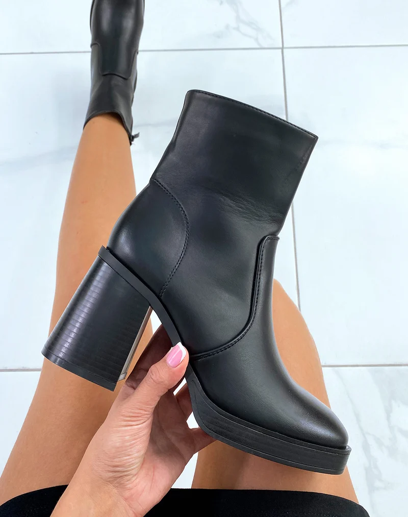 Bottines noires cintrées à talon épais
