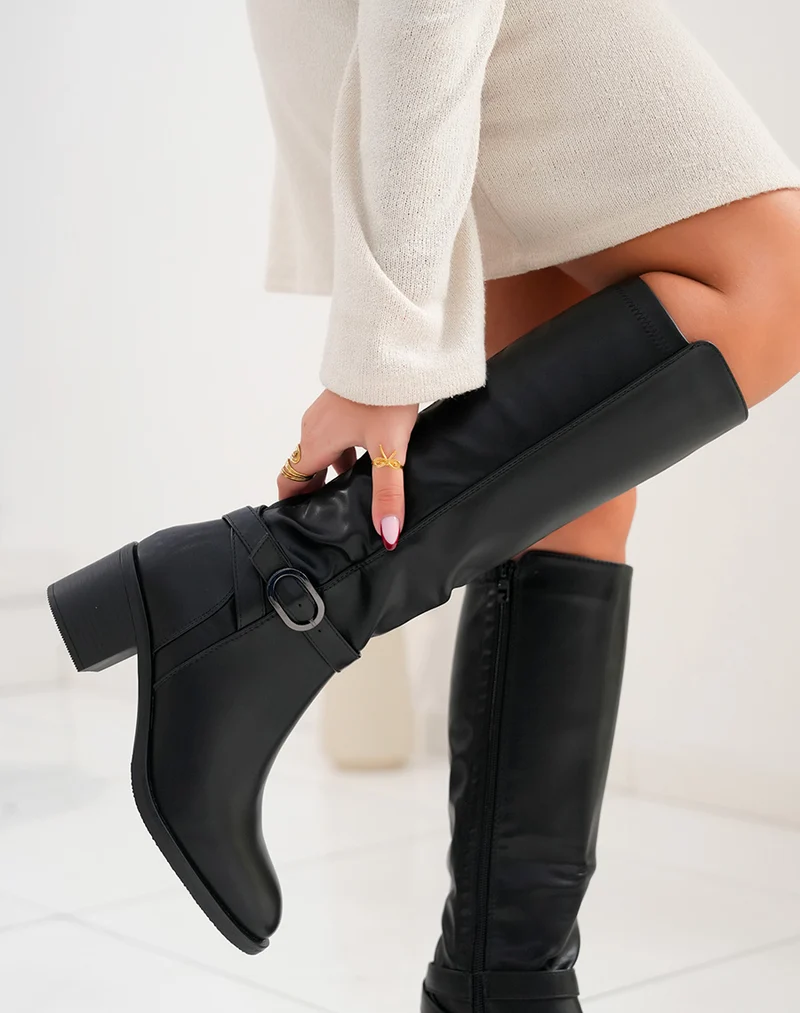 Bottes chic noires à petits talons et à lanières boucle