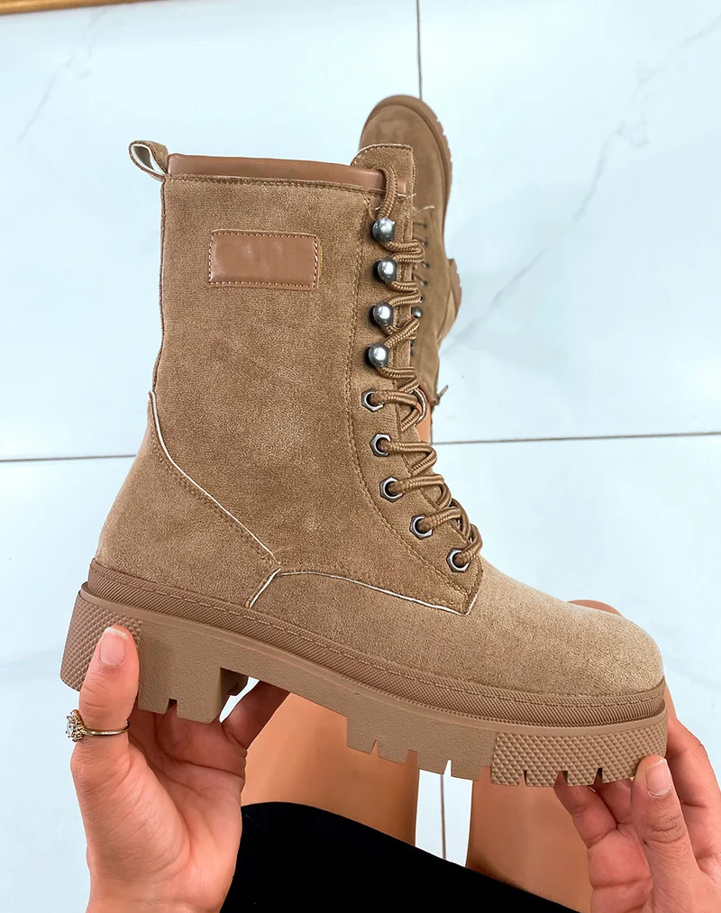 BOTTINES MONTANTES MARRON CLAIR EN SUEDINE ? LACETS AVEC SEMELLE CRANT?E