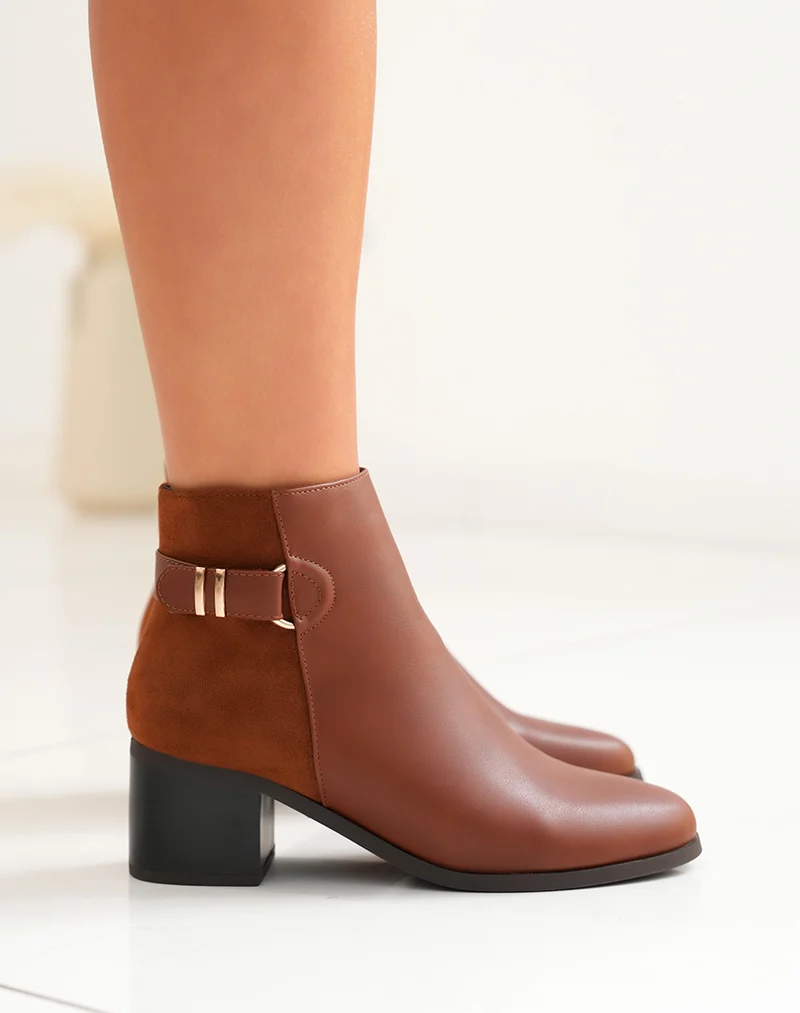 Bottines Bi-Matière Marron à Talon avec Sangle Dorée - Votre Essentiel Confortable et Branché