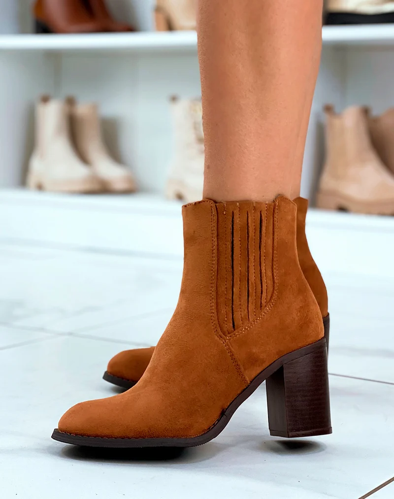 Élégantes Bottines Camel en Suédine à Talons - Raffinement et Confort