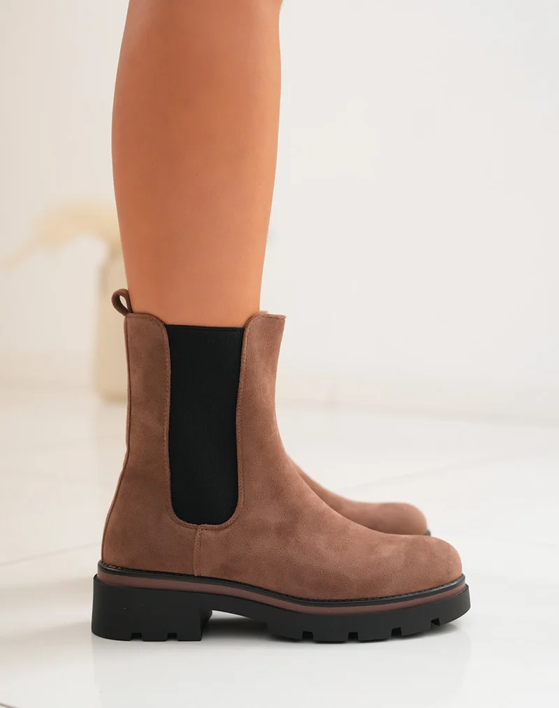 BOTTINES MARRONS EN SUÉDINE STYLE CHELSEA MONTANTES AVEC SEMELLE CRANTÉE