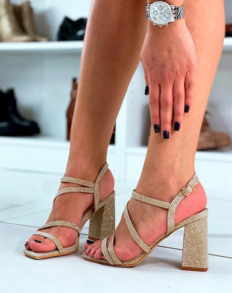 Sandales brillantes dorées à talons épais et à plusieurs brides
