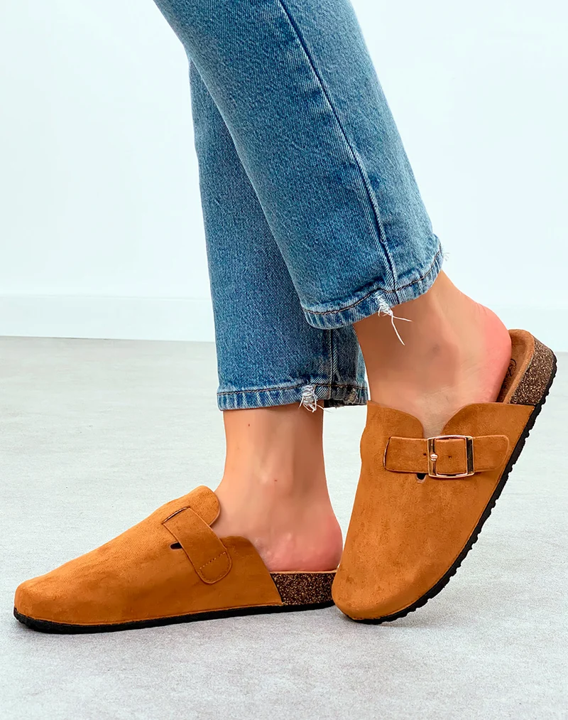 Mules Sabots Femme Camel en Suédine avec Boucle Dorée – Style Urbain Raffiné