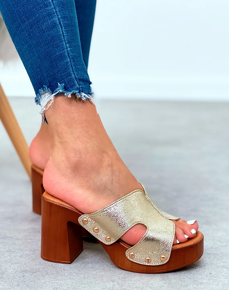 Mules sabots dorés à talons carrés et à détails dorés