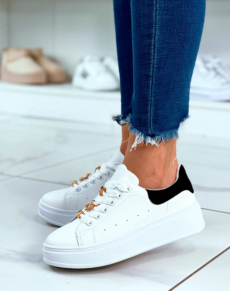 Baskets blanches à lacets avec plateforme et détail noir et bijoux dorés