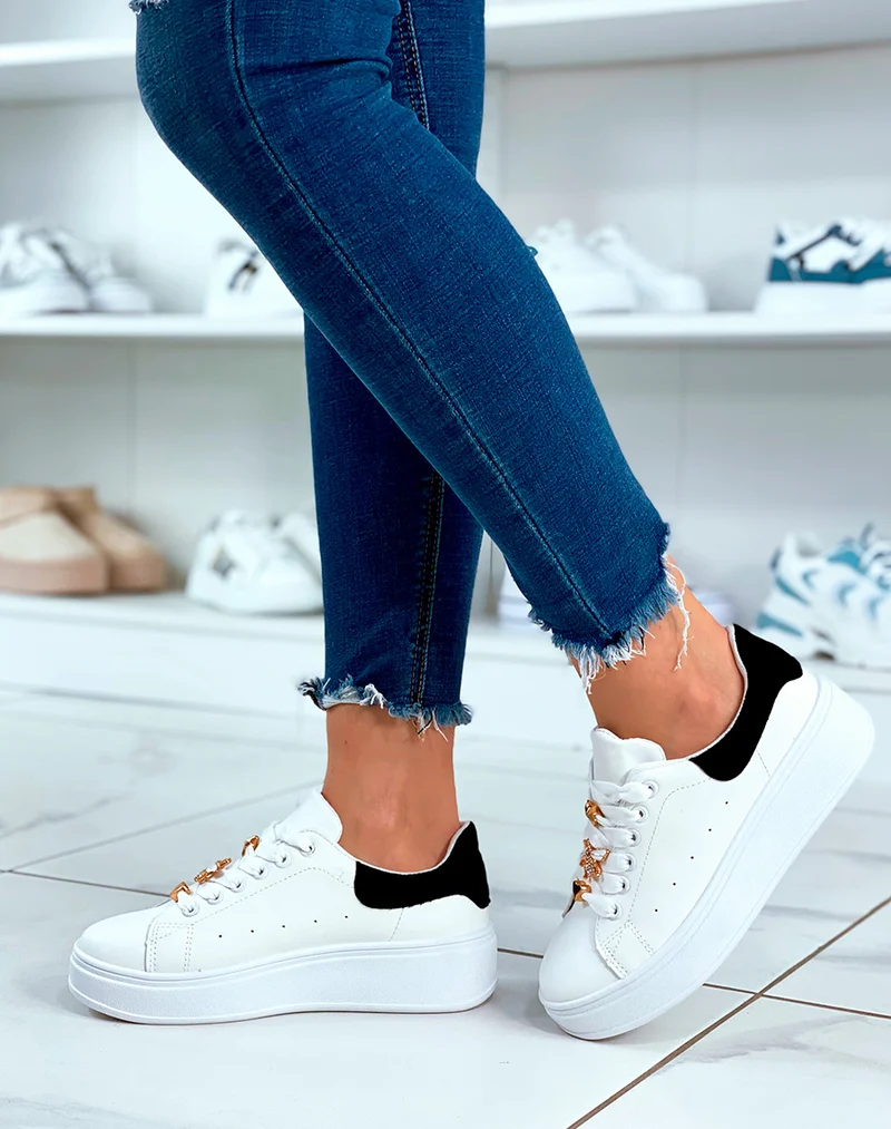 Baskets blanches à lacets avec plateforme et détail noir et bijoux dorés