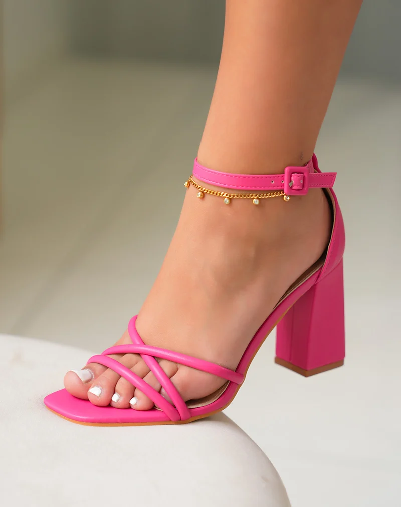Sandales rose fushia à multiples lanières et à talon haut épais