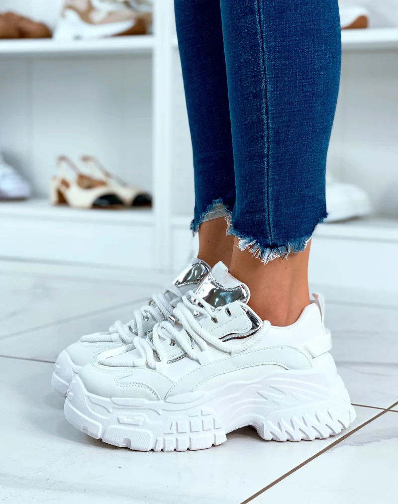 BASKETS BLANCHES ? GROSSE PLATEFORME ET ? D?TAILS M?TALLIQUE