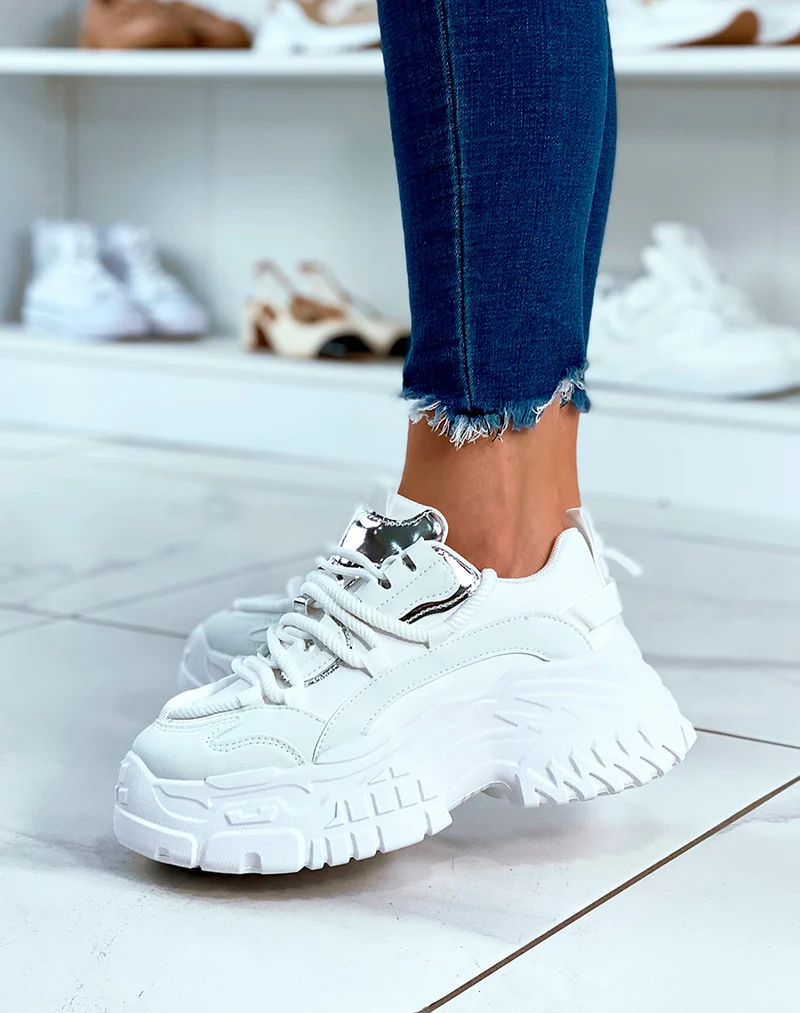 BASKETS BLANCHES ? GROSSE PLATEFORME ET ? D?TAILS M?TALLIQUE