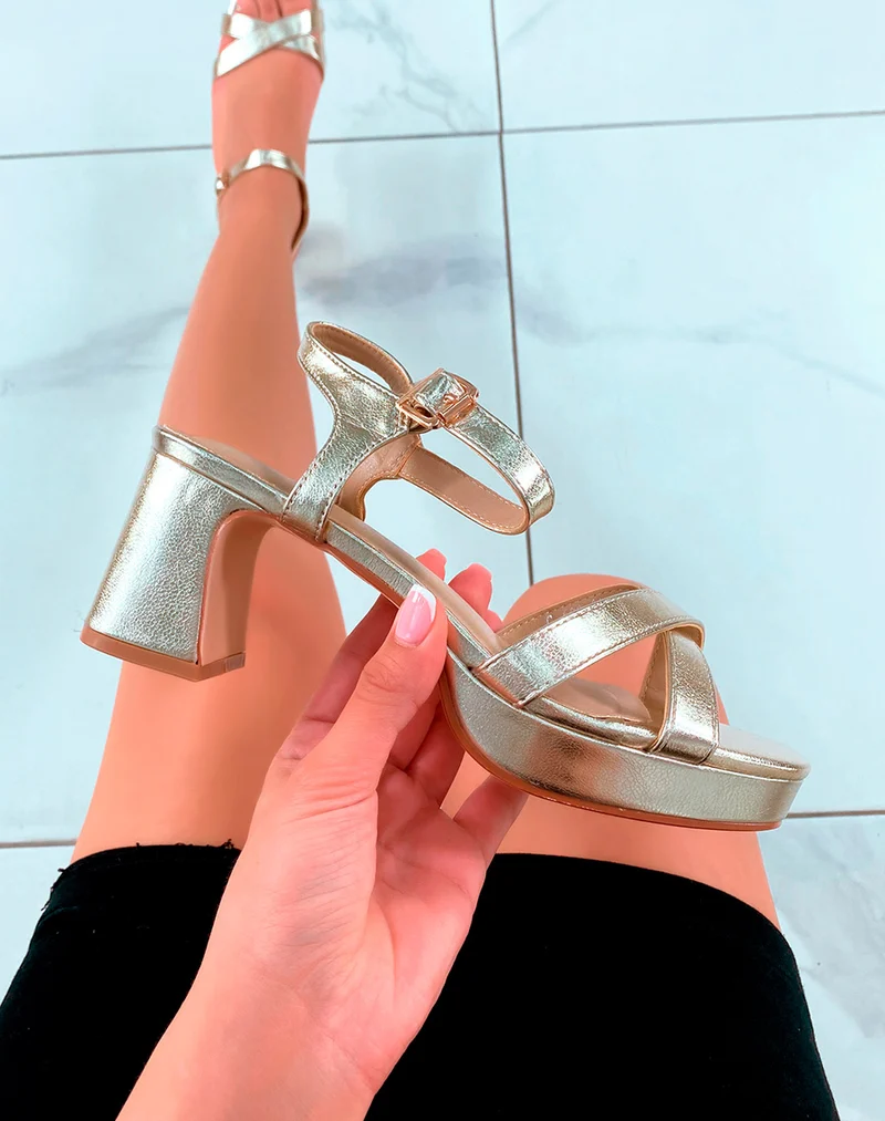 Sandales à talons dorées à brides entrecroisées et petite plateforme
