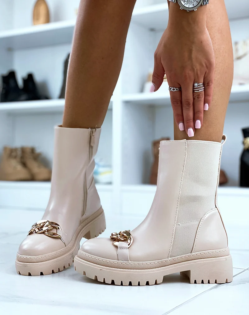 Bottines beiges ornées d’une chaîne dorée