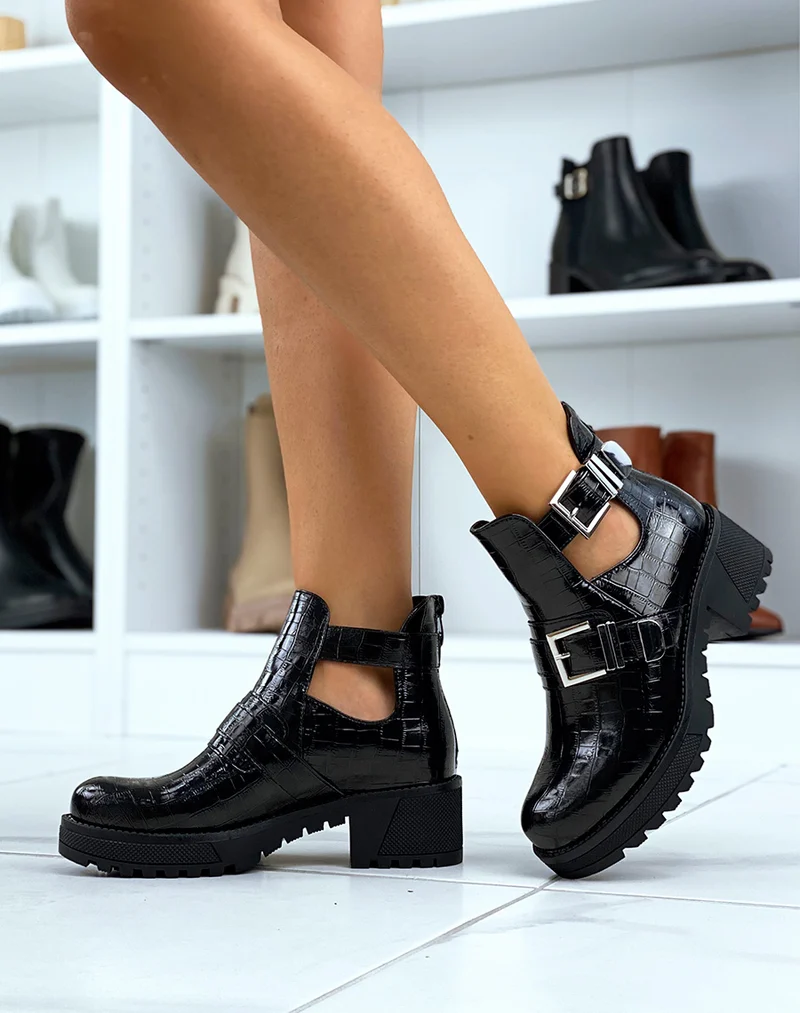 Bottines noires vernis ouvertes effet croco et grosses boucles
