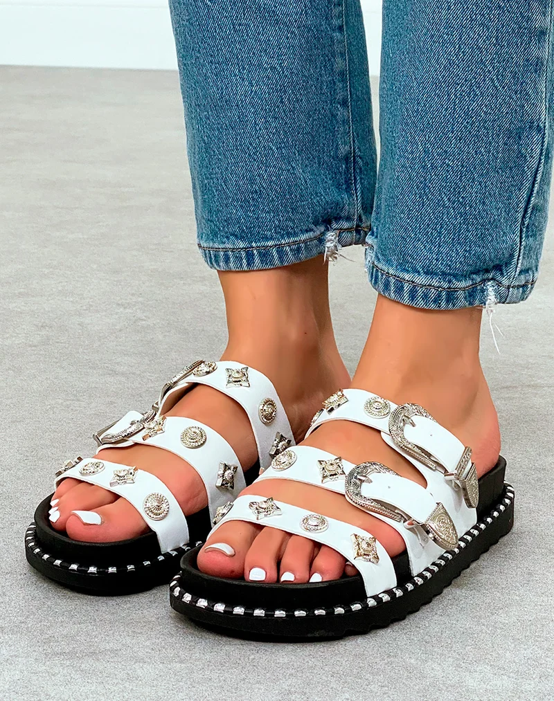 Mules Femme Blanches Cloutées avec Brides Bijoux Argentées et Plateforme Crantée
