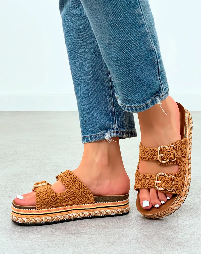Mules Camel Brodées à Double Sangle – Élégance Ethnique et Confort