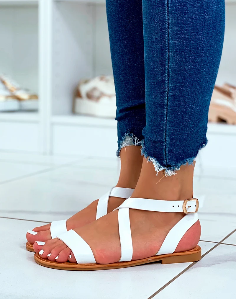 Nu-pieds blancs à multiples brides