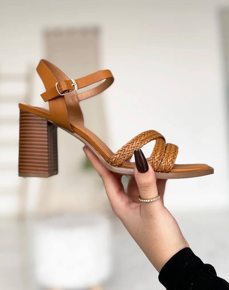 Sandales à talons camel à brides tressées entrecroisées