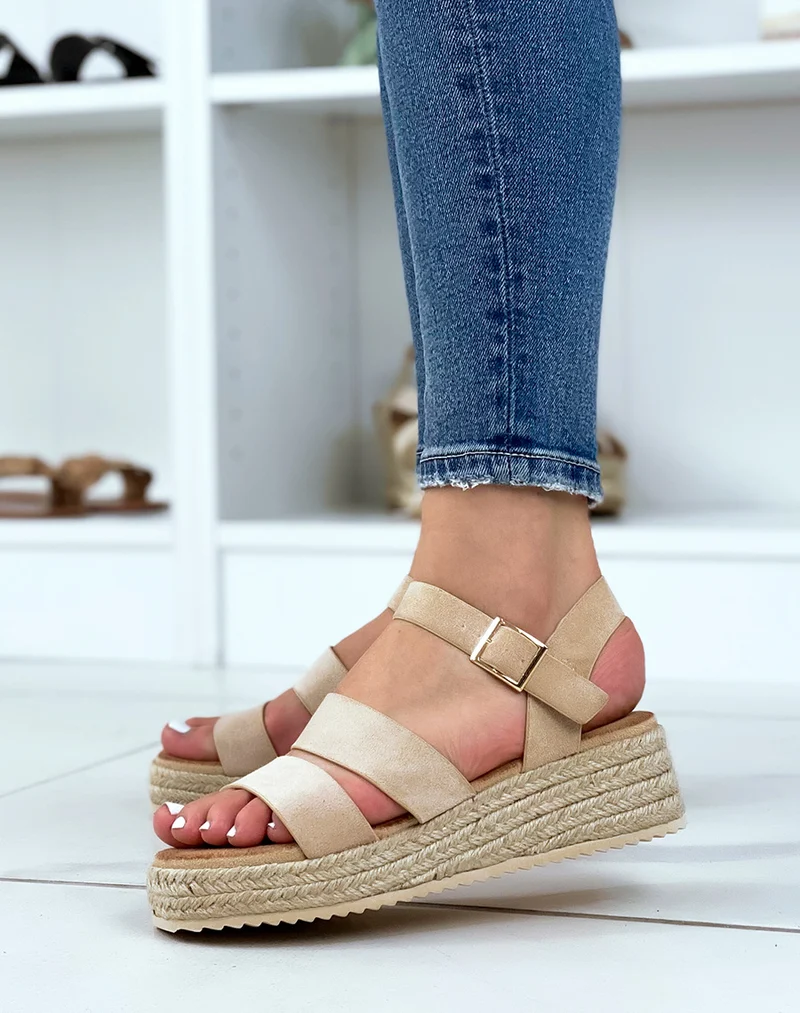 Sandales compensées beiges à double brides épaisses et semelle en toile de jute