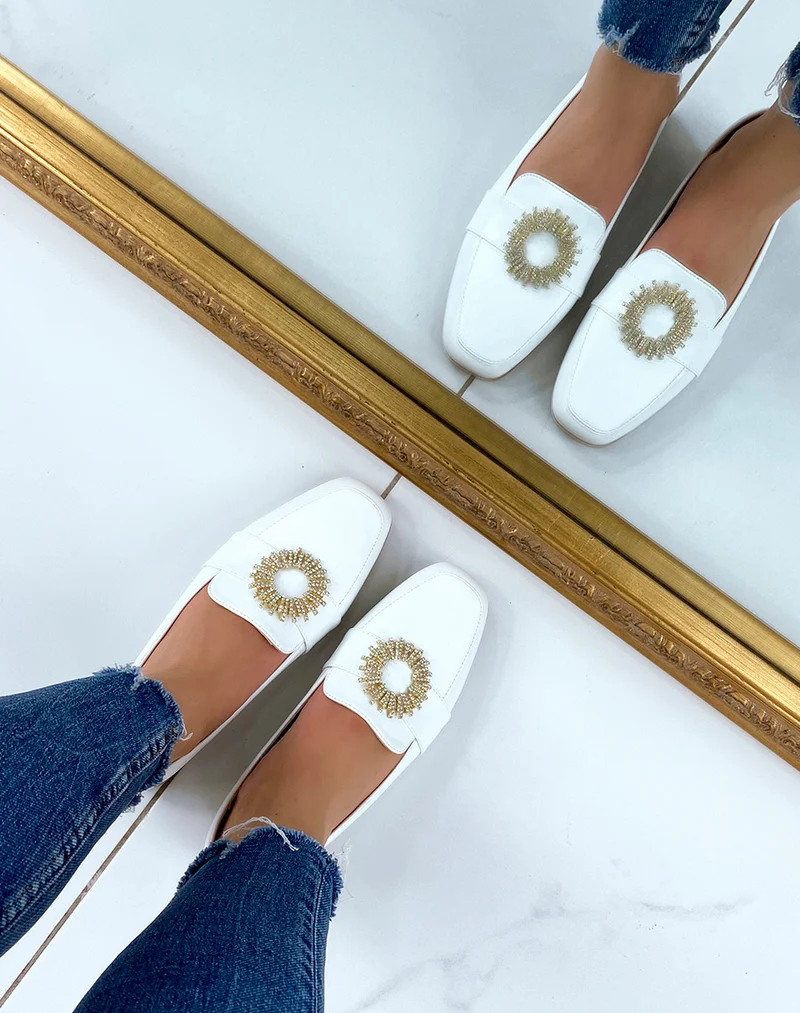 Mocassins blancs avec détail doré