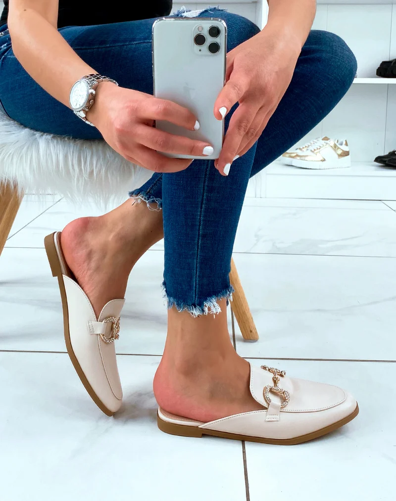 Mules mocassins beige à détails strass