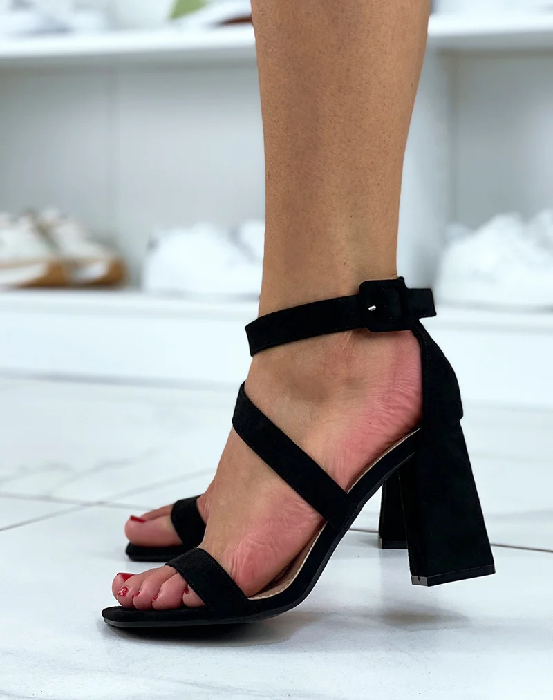 Sandales à talons en suédine noire et bout carré