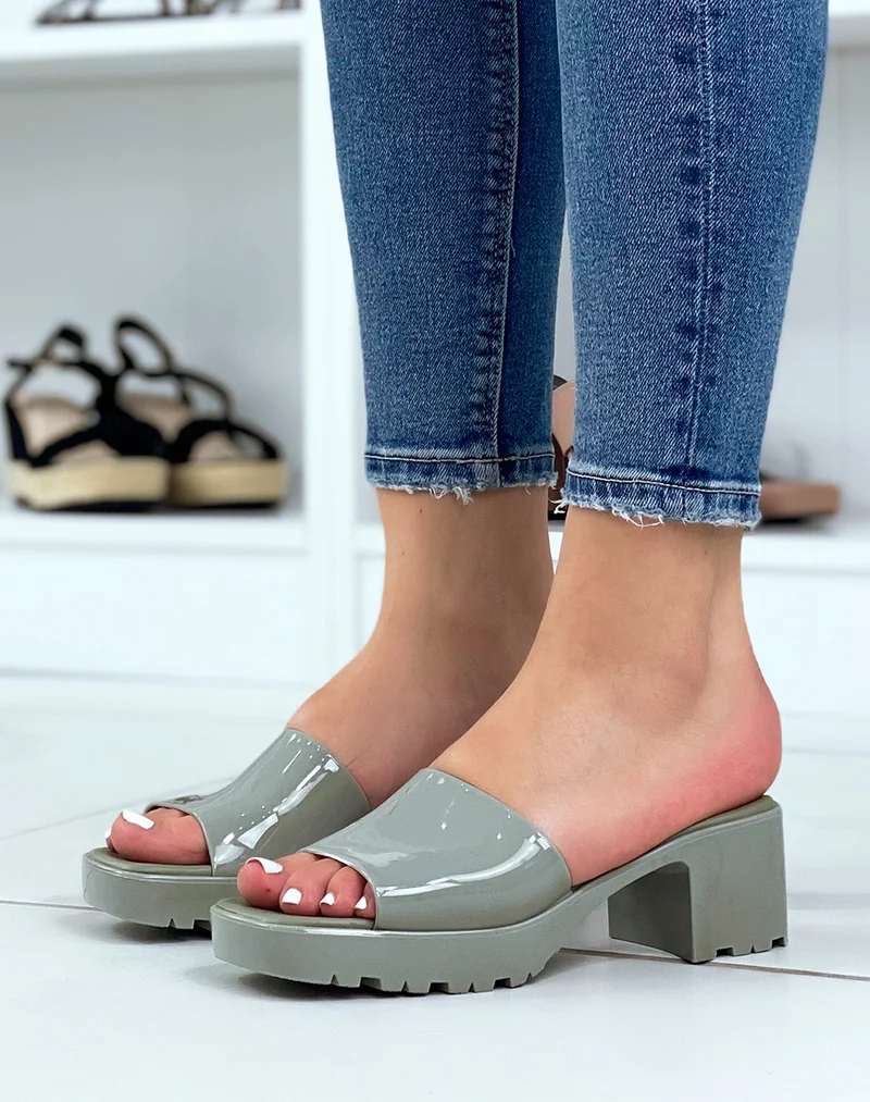 Mules vertes vernis à petit talon carré