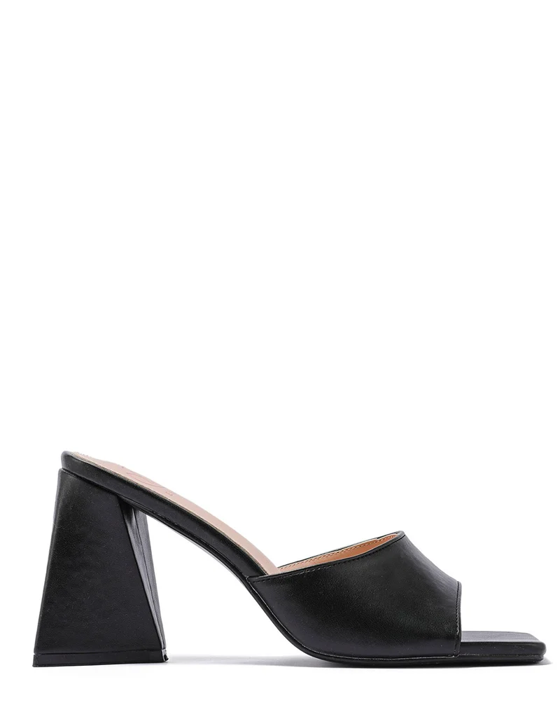 Mules noires à talon triangulaire