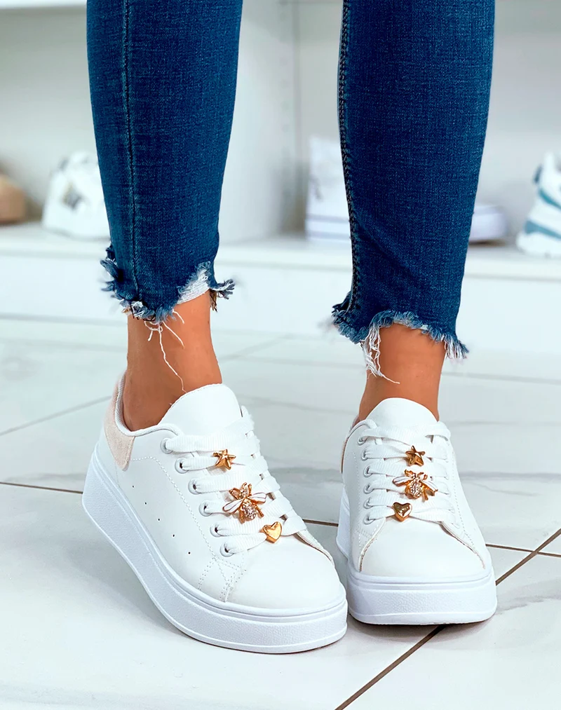 Baskets blanches à lacets avec plateforme et détail beige et bijoux dorés