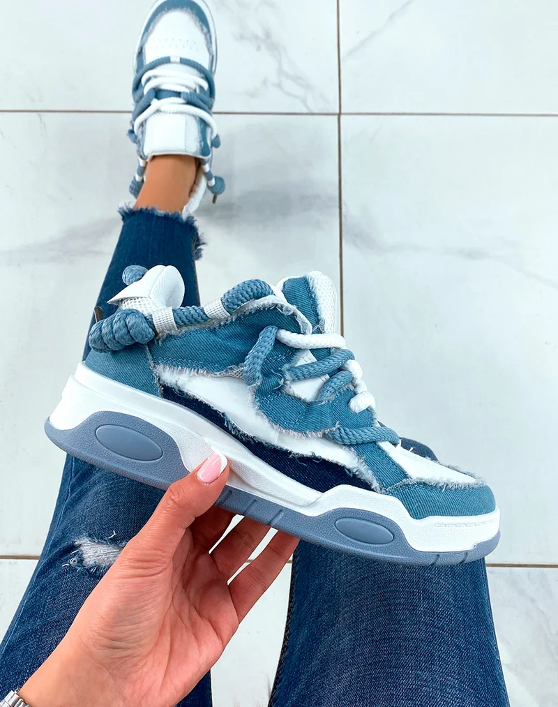 BASKETS BLANC ET BLEU ? LACET ?PAIS ET ? EFFET JEANS D?CHIR?S