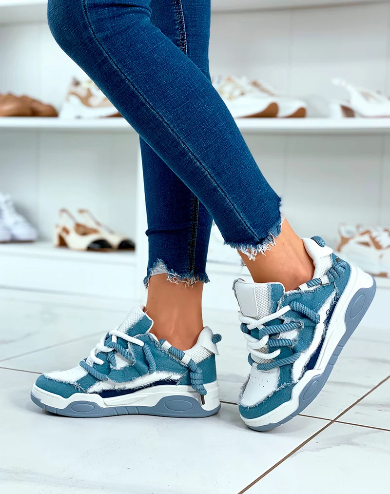 BASKETS BLANC ET BLEU ? LACET ?PAIS ET ? EFFET JEANS D?CHIR?S