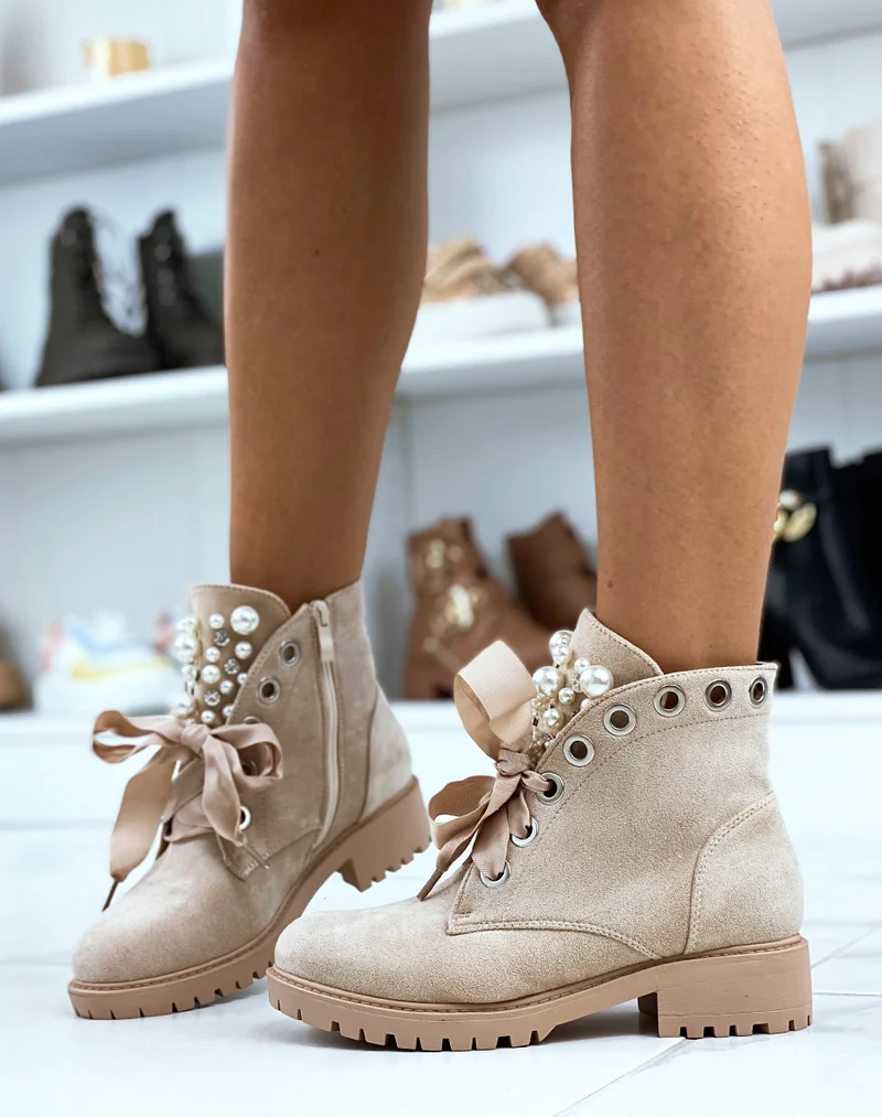 Bottines en suédine beiges à lacets épais et ajourées de perles